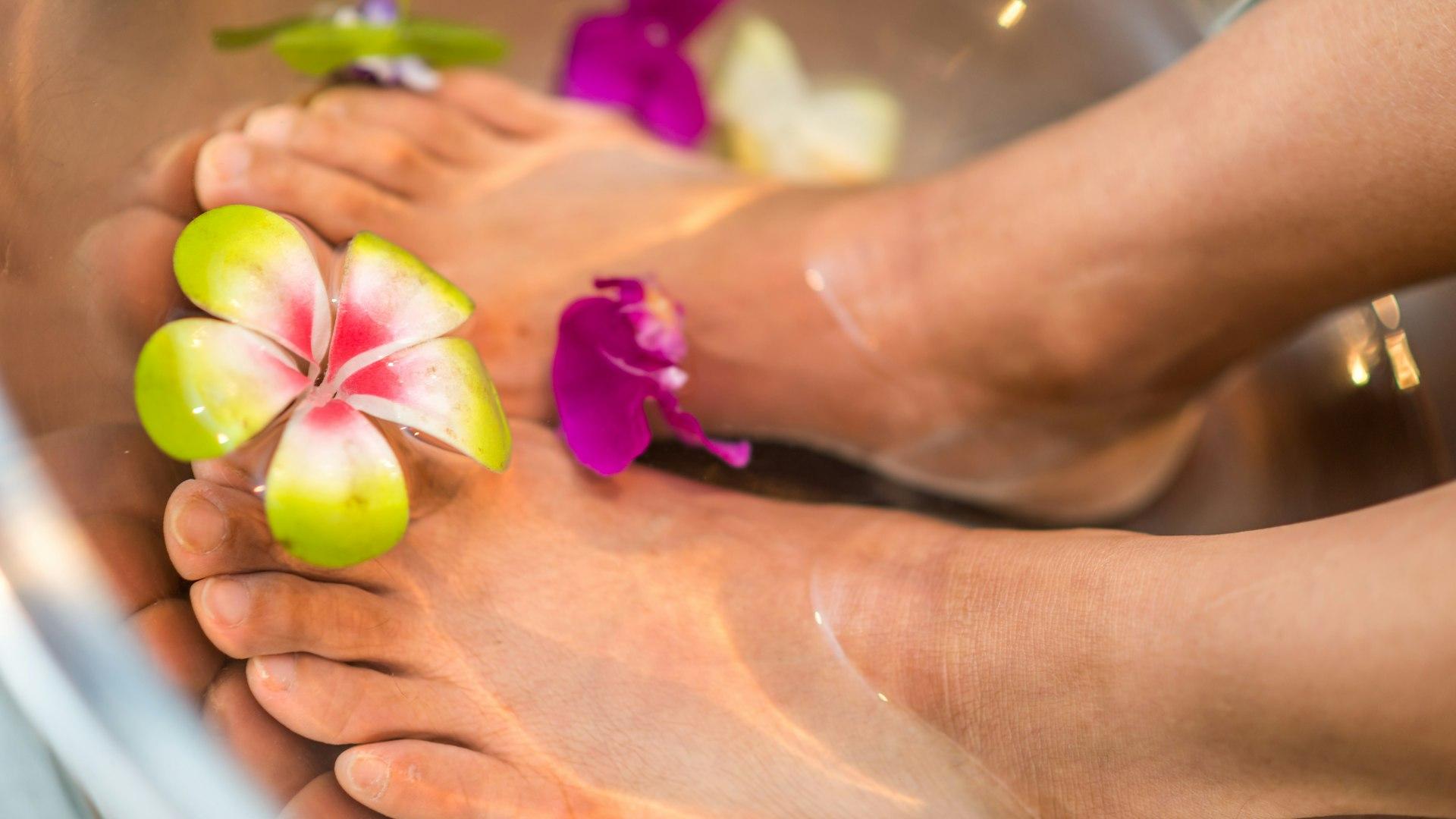 Relaxačný kúpeľ nôh s orchideami – wellness pedikúra v štúdiu Pedi Luxe